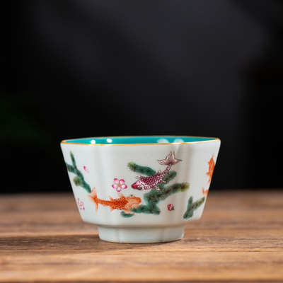 青的扒花粉彩魚藻紋主人杯