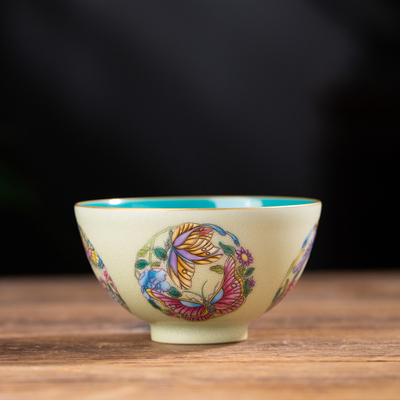 瓷宮扒花粉彩蝶戀團花主人杯